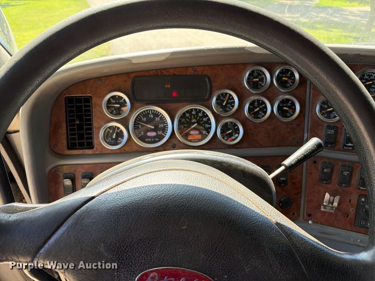 image for item FT6725 2005 Peterbilt 387 semi truck