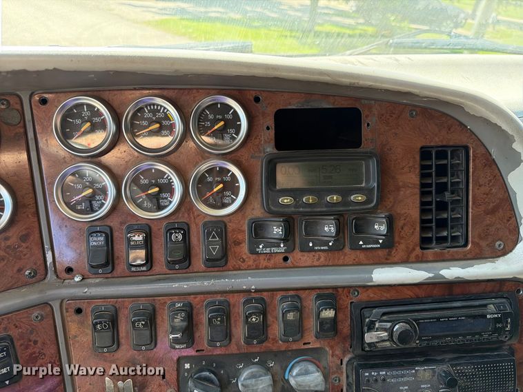 image for item FT6725 2005 Peterbilt 387 semi truck