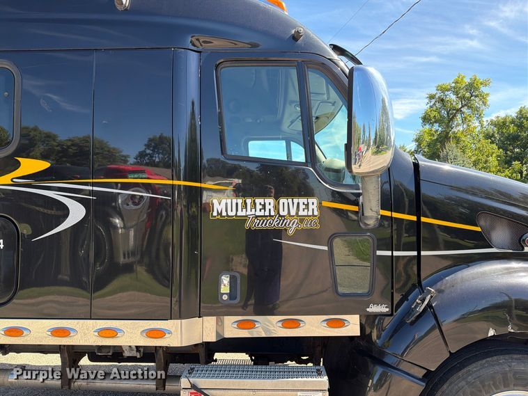 image for item FT6725 2005 Peterbilt 387 semi truck