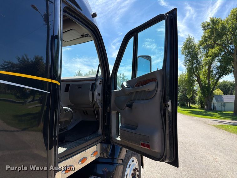 image for item FT6725 2005 Peterbilt 387 semi truck