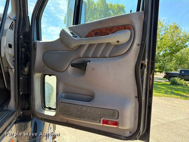 image for item FT6725 2005 Peterbilt 387 semi truck