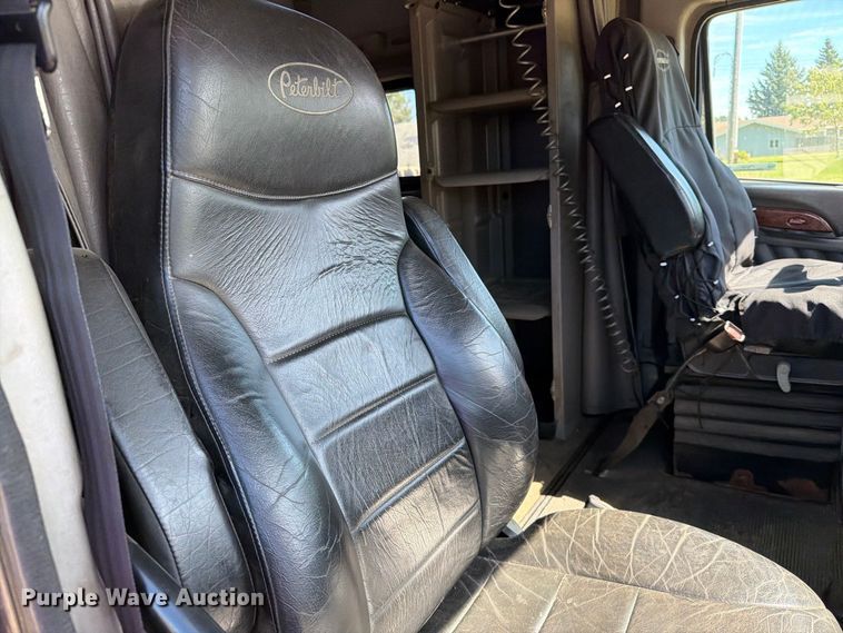image for item FT6725 2005 Peterbilt 387 semi truck
