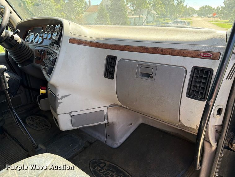 image for item FT6725 2005 Peterbilt 387 semi truck