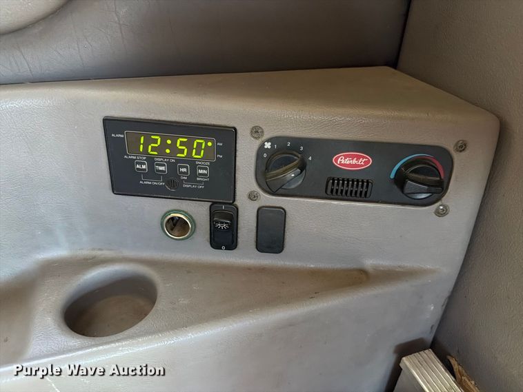 image for item FT6725 2005 Peterbilt 387 semi truck