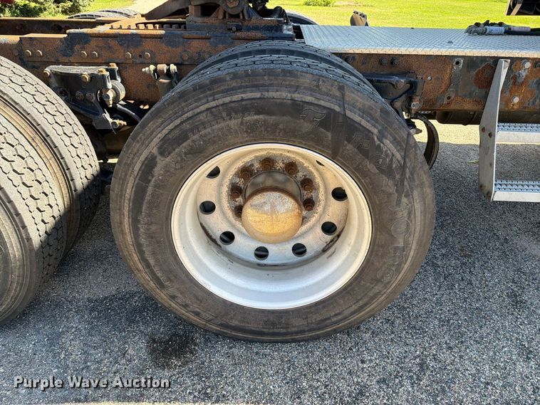 image for item FT6725 2005 Peterbilt 387 semi truck