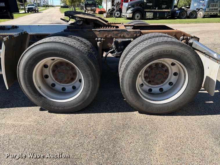 image for item FT6725 2005 Peterbilt 387 semi truck