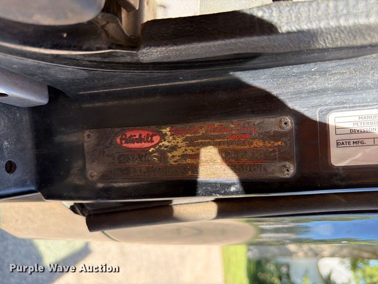 image for item FT6725 2005 Peterbilt 387 semi truck