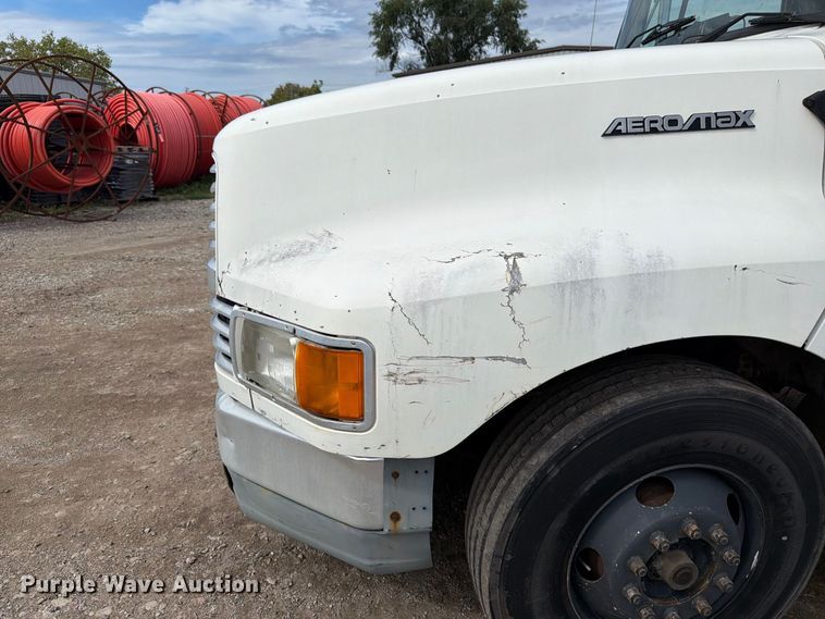 image for item FT7504 1996 Ford LTLA9000 box truck