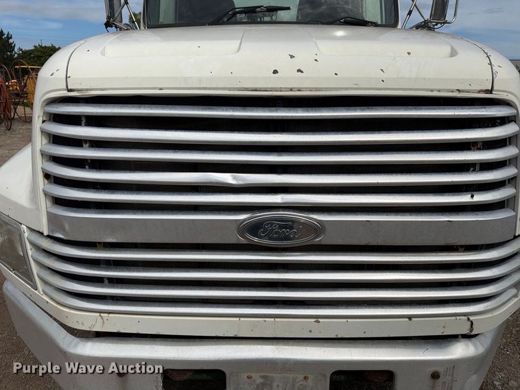image for item FT7504 1996 Ford LTLA9000 box truck