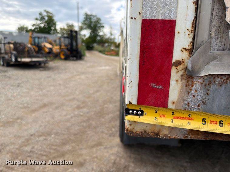 image for item FT7504 1996 Ford LTLA9000 box truck