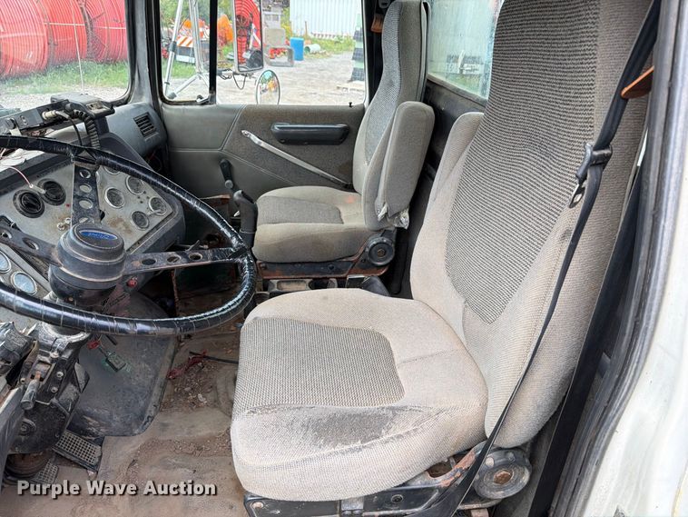 image for item FT7504 1996 Ford LTLA9000 box truck