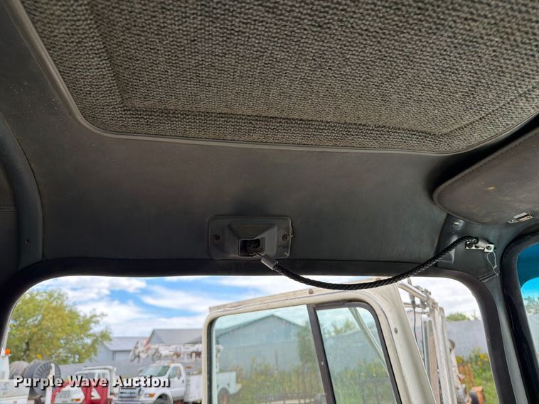 image for item FT7504 1996 Ford LTLA9000 box truck