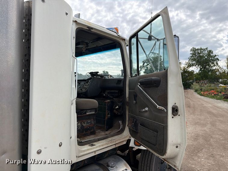 image for item FT7504 1996 Ford LTLA9000 box truck