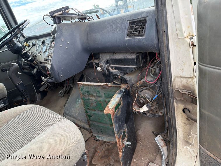 image for item FT7504 1996 Ford LTLA9000 box truck