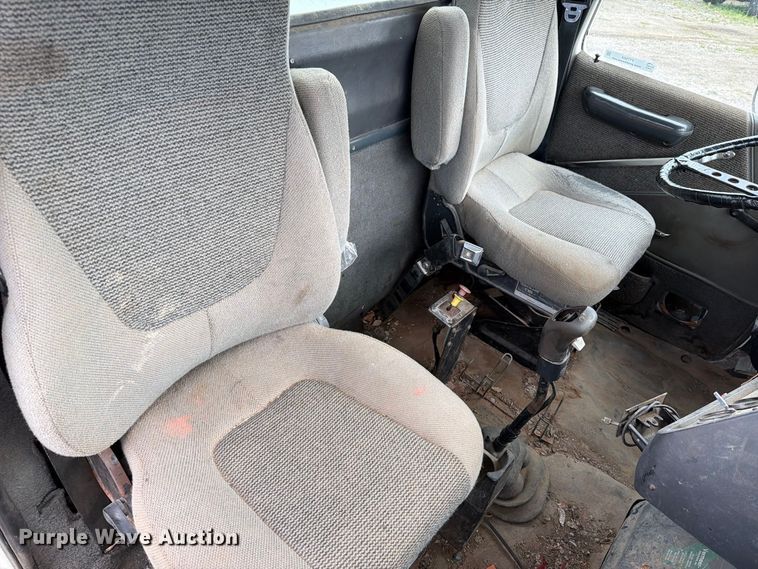 image for item FT7504 1996 Ford LTLA9000 box truck