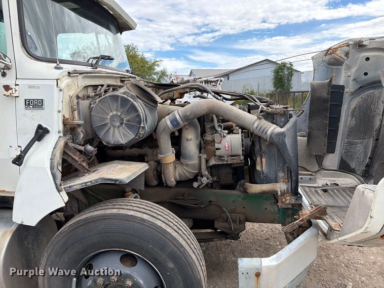 image for item FT7504 1996 Ford LTLA9000 box truck