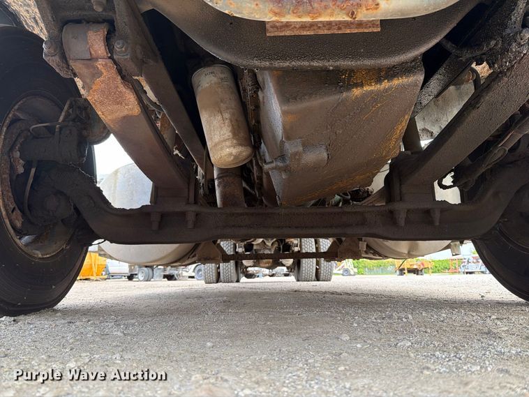 image for item FT7504 1996 Ford LTLA9000 box truck