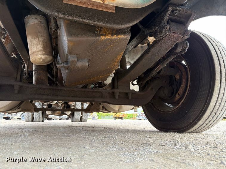 image for item FT7504 1996 Ford LTLA9000 box truck