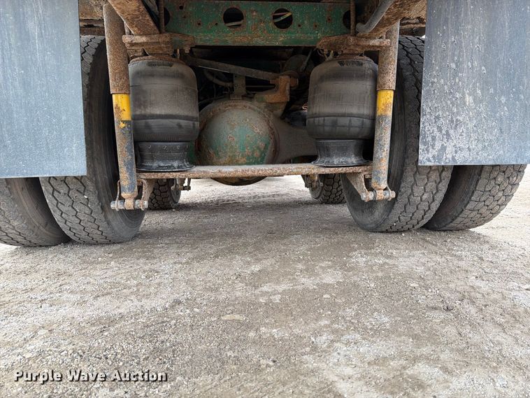 image for item FT7504 1996 Ford LTLA9000 box truck