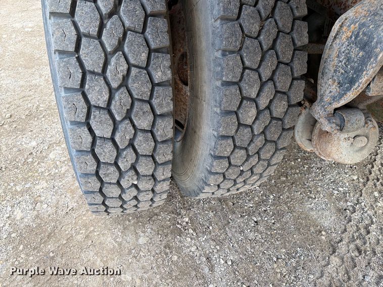 image for item FT7504 1996 Ford LTLA9000 box truck