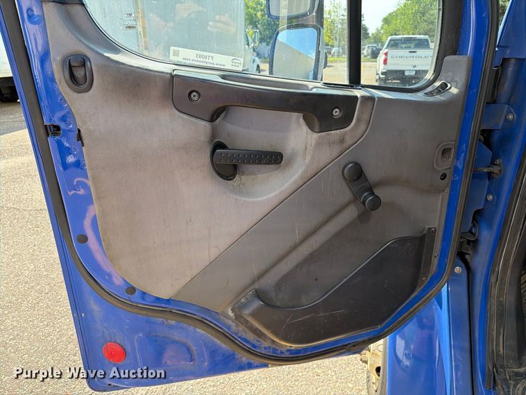 image for item FT8093 2007 Freightliner Business Class M2 box truck