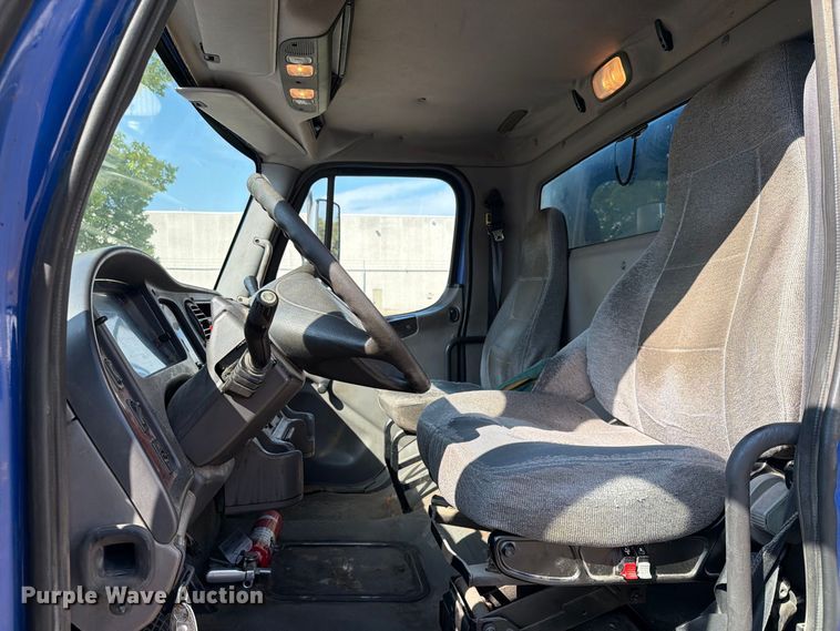 image for item FT8093 2007 Freightliner Business Class M2 box truck