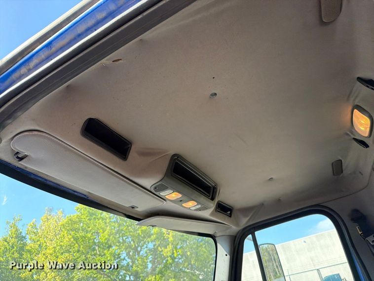 image for item FT8093 2007 Freightliner Business Class M2 box truck
