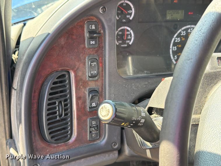 image for item FT8093 2007 Freightliner Business Class M2 box truck