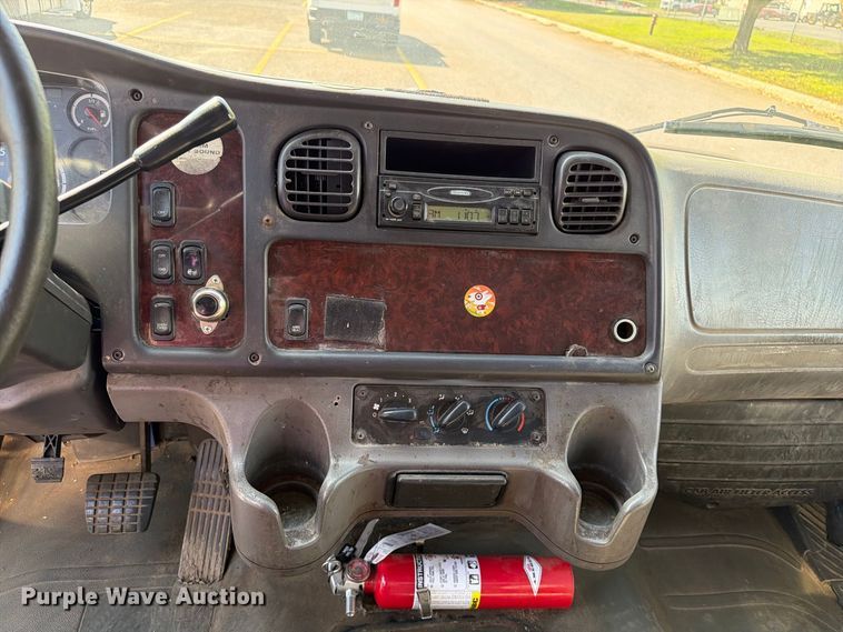 image for item FT8093 2007 Freightliner Business Class M2 box truck