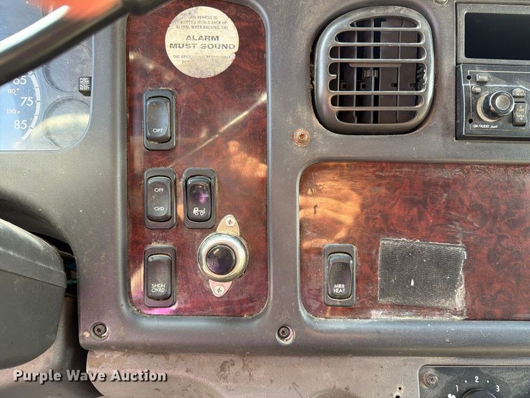 image for item FT8093 2007 Freightliner Business Class M2 box truck