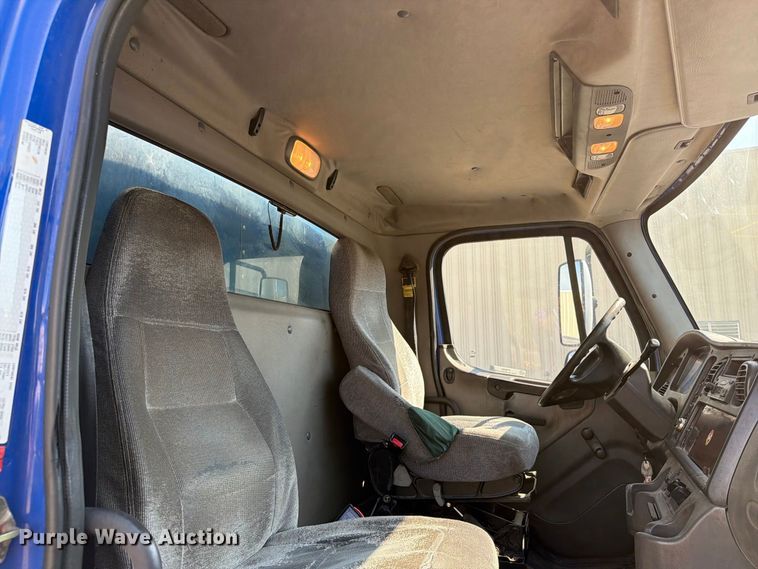 image for item FT8093 2007 Freightliner Business Class M2 box truck