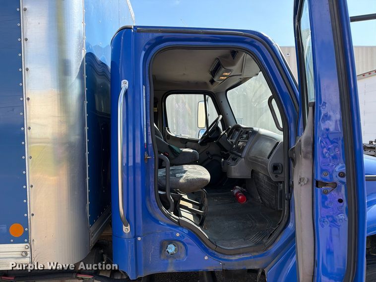 image for item FT8093 2007 Freightliner Business Class M2 box truck