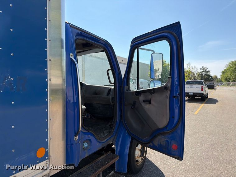 image for item FT8093 2007 Freightliner Business Class M2 box truck