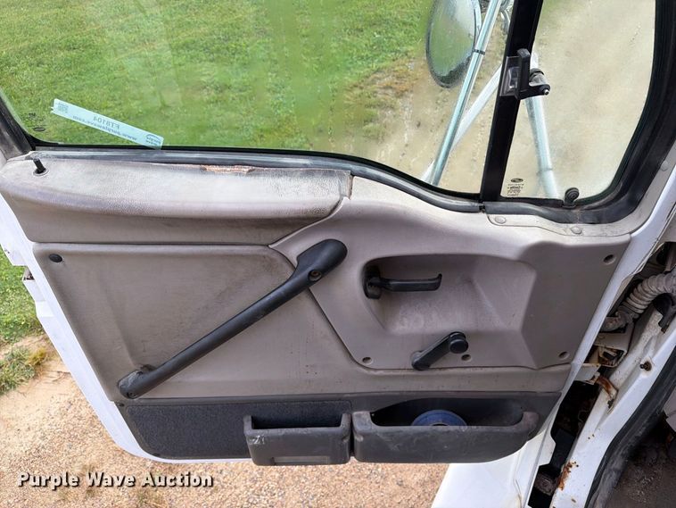 image for item FT8104 2005 Sterling L8500 box truck