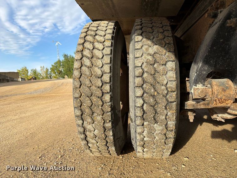 image for item FT8104 2005 Sterling L8500 box truck