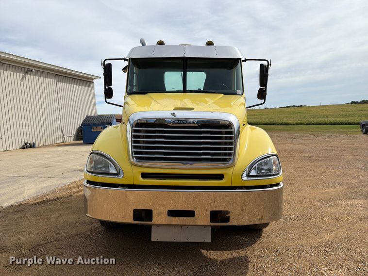image for item FT8105 2006 Freightliner Columbia semi truck