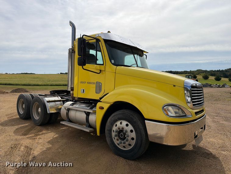 image for item FT8105 2006 Freightliner Columbia semi truck