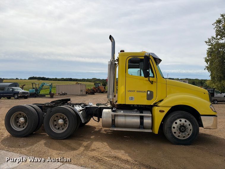 image for item FT8105 2006 Freightliner Columbia semi truck