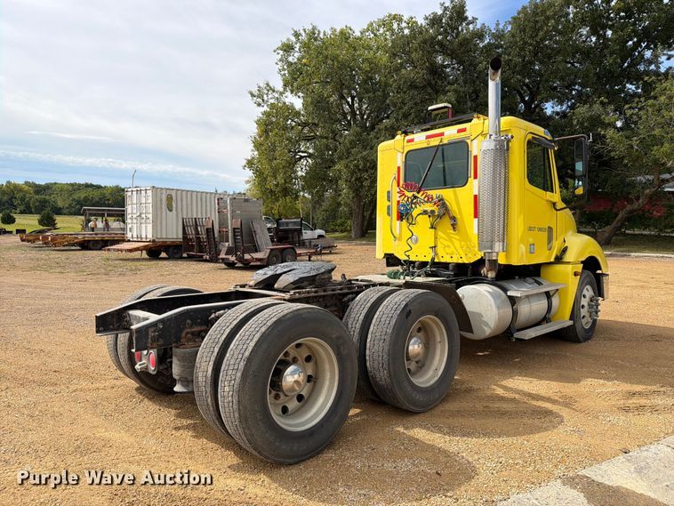 image for item FT8105 2006 Freightliner Columbia semi truck