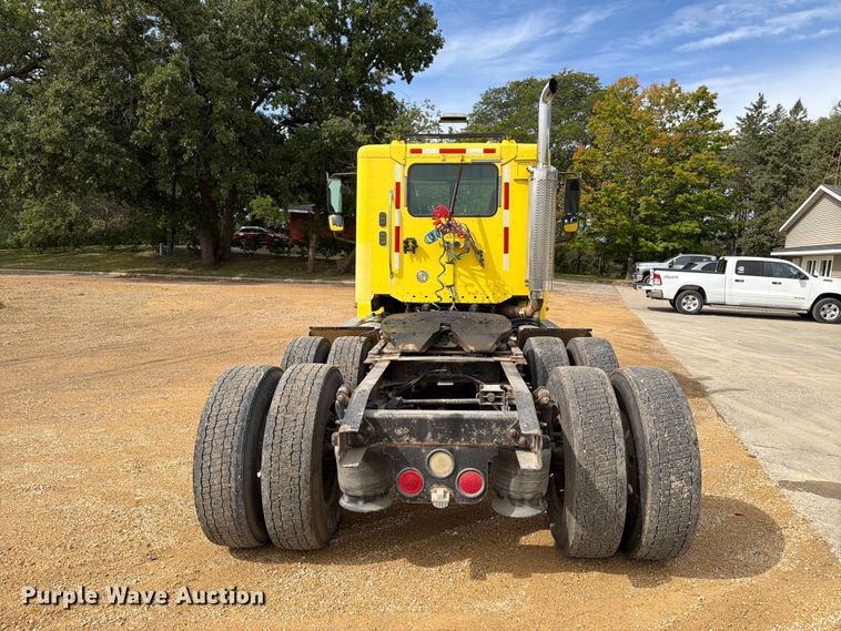 image for item FT8105 2006 Freightliner Columbia semi truck