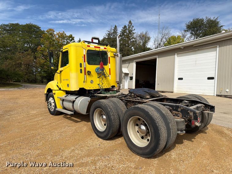 image for item FT8105 2006 Freightliner Columbia semi truck
