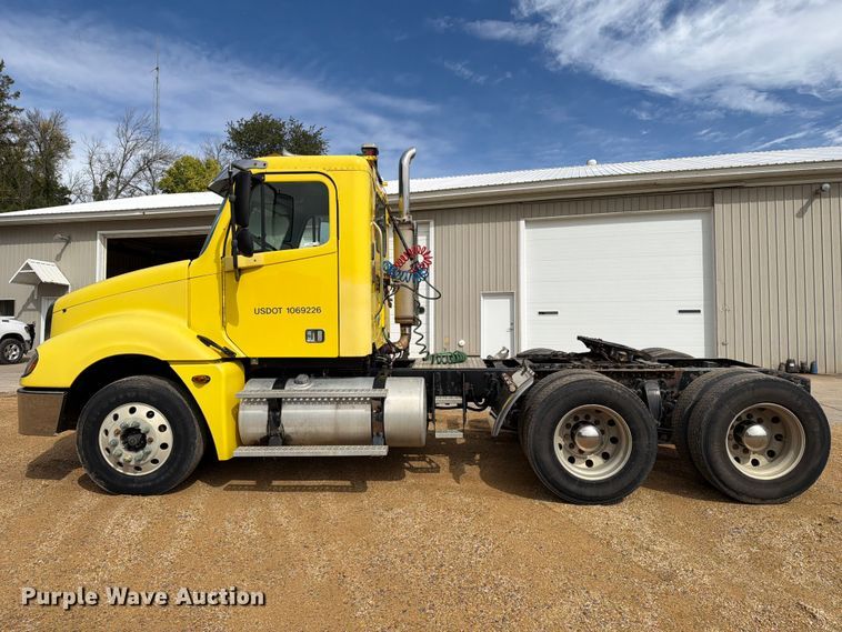 image for item FT8105 2006 Freightliner Columbia semi truck