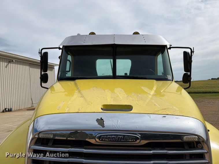 image for item FT8105 2006 Freightliner Columbia semi truck