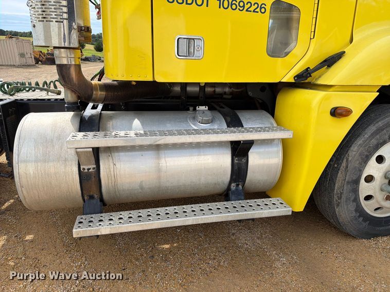 image for item FT8105 2006 Freightliner Columbia semi truck