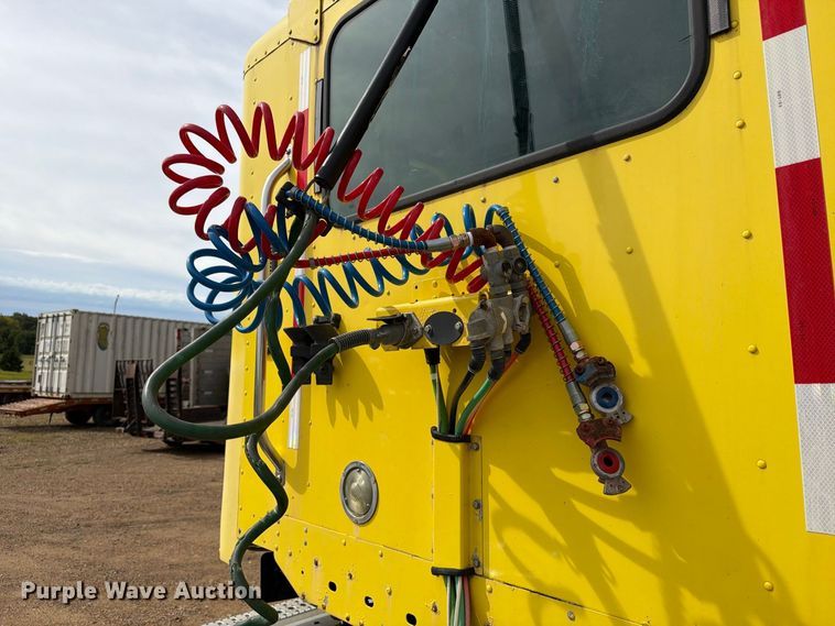 image for item FT8105 2006 Freightliner Columbia semi truck