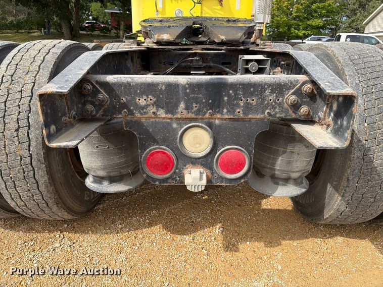 image for item FT8105 2006 Freightliner Columbia semi truck