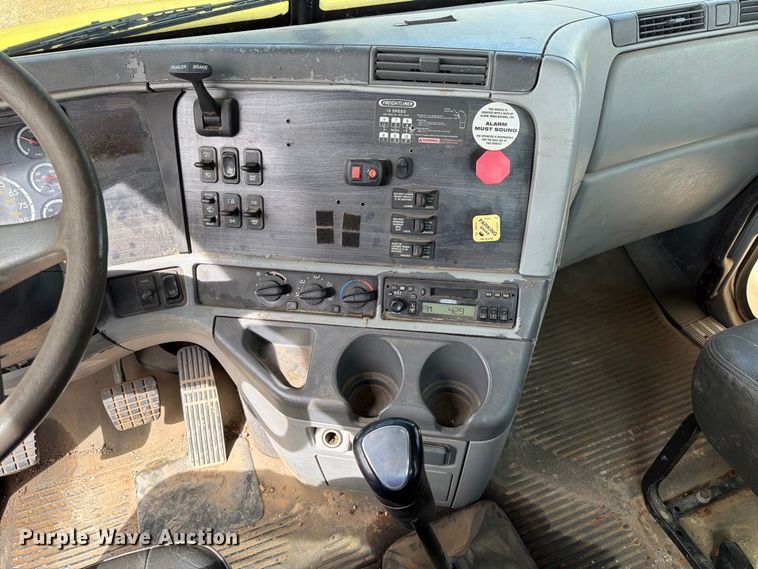 image for item FT8105 2006 Freightliner Columbia semi truck