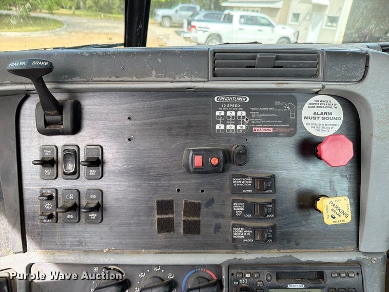 image for item FT8105 2006 Freightliner Columbia semi truck