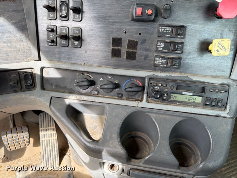 image for item FT8105 2006 Freightliner Columbia semi truck