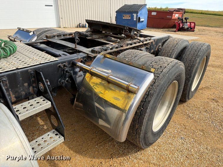 image for item FT8105 2006 Freightliner Columbia semi truck